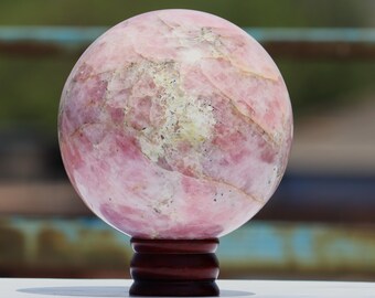 Esfera de Quartzo Rosa de 140 mm com Grade de Chakras
