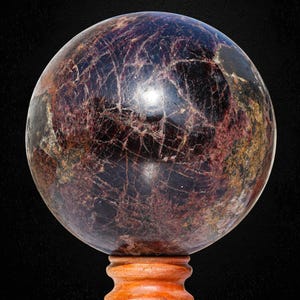 Esfera de cristal de granate rojo de 185 mm, piedra metafísica para el chakra del aura imagen 9