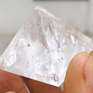 Grande pietra di quarzo ialino trasparente da 35 mm, pietra curativa carica di energia, pietra per chakra, strumenti metafisici per la meditazione, risveglio della piramide egizia