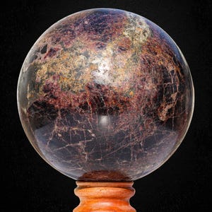 Esfera de cristal de granate rojo de 185 mm, piedra metafísica para el chakra del aura imagen 5