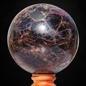 Esfera de cristal de granate rojo de 185 mm, piedra metafísica para el chakra del aura imagen 4