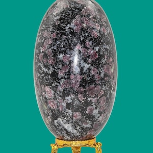 Lingam de matriz de biotita con espinela rubí: Piedra de poder para la conexión a tierra (110 mm)