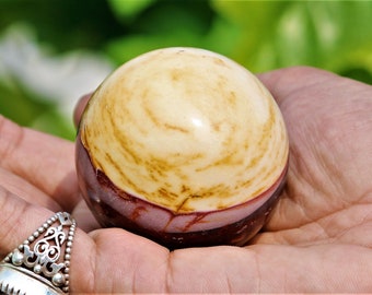 Hermosa bola de esfera de piedra metafísica cargada curativa de piedra jaspe Mookaite amarilla y roja grande de 50MM