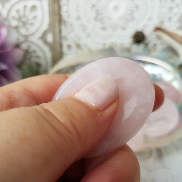 Pierre d’inquiétude Quartz Rose / Worry stone