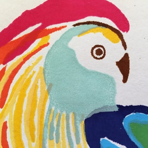 Könnte beinhalten: Nahaufnahme einer bunten Papageienillustration mit einem Farbschema aus Rot, Orange, Gelb, Blau und Grün. Der Kopf des Papageis ist zur Seite gedreht, und sein Auge ist sichtbar.