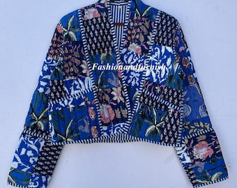 Puede incluir: Una chaqueta acolchada azul con estampado floral y una franja blanca en la parte delantera. La chaqueta tiene una longitud recortada y mangas largas.