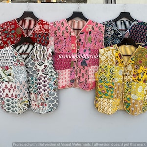 Puede incluir: Cinco chalecos acolchados coloridos con patrones florales. Los chalecos están colgados en perchas contra una pared blanca. Los chalecos están hechos de tela de algodón y tienen un diseño de patchwork. Los chalecos son de diferentes colores, incluyendo rojo, rosa, azul, amarillo y verde.