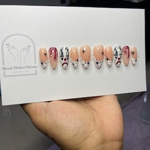 Smutny klaun z kapiącą krwią, białymi, francuskimi paznokciami z żelem do naprasowywania