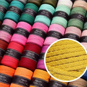 Op de afbeelding: Een verzameling kleurrijke spoelen polyester koord in diverse tinten, waaronder groen, roze en rood. Elke spoel is gewikkeld met een zwart label met de tekst "Polyester Texture Code". Een close-up toont de textuur van het gele koord.