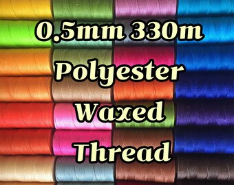 Peut inclure: Plusieurs bobines de fil de polyester ciré aux couleurs vives. L'image présente un éventail de couleurs, notamment du vert, de l'orange, du rose et du bleu. Le texte sur l'image indique "0,5 mm 330 m Polyester Waxed Thread."