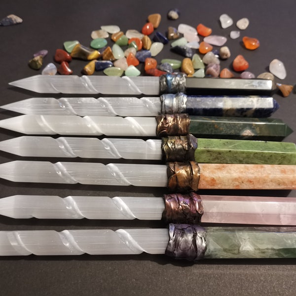 Crystal Athame/Wand. Selenita pulida en espiral con hilt de cristal. Ceremonial, Espiritual, Pagano, Bruja, Pieza de Altar. Alrededor de 25cm.