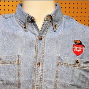 Camicia in denim Canadian Pacific Beaver Shield, regalo per il treno, camicia ferroviaria, camicia a maniche lunghe, camicia ferroviaria, amante dei treni, Beaver Shield