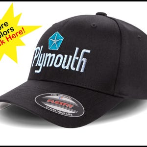 Peut inclure: Casquette de baseball noire avec le logo Plymouth brodé en blanc et un emblème turquoise. La casquette a une visière incurvée et une étiquette Flexfit. Un graphique en forme d'étoile jaune avec le texte "More Colors Click Here!" est en arrière-plan.