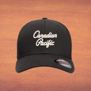 Gorra flexible negra con letras blancas de la década de 1960 de Canadian Pacific