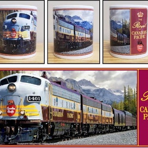 Op de afbeelding: Een witte keramische mok met een rood, wit en blauw ontwerp met een locomotief en de tekst "The Royal Canadian Pacific".