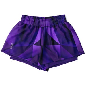Op de afbeelding: Paarse sport shorts met een geometrisch patroon en de tekst "DONT TALK" aan de zijkant.