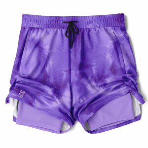 Op de afbeelding: Paarse sportbroek met een tie-dye patroon en een zwart trekkoord. De shorts hebben een ingebouwde voering en de tekst "DONT TALK" is zichtbaar aan de zijkant. Deze shorts zijn ontworpen voor sportieve activiteiten.