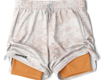 Puede incluir: Shorts deportivos blancos con un estampado de camuflaje marrón y blanco. Los shorts tienen una cintura con cordón y un forro incorporado. El texto "DONTALK" está impreso en los shorts.