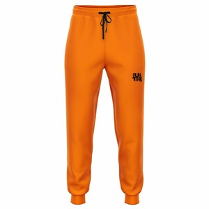 Pode incluir: Calças de moletom laranja com cordão de ajuste preto e a palavra "RUN" em letras pretas na perna direita.