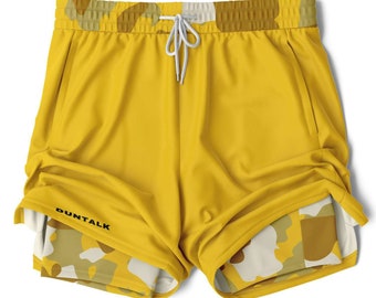 Könnte beinhalten: Gelbe Sport-Shorts mit einer Innenfutter aus Camouflage-Muster. Die Shorts haben einen Kordelzugbund und der Schriftzug "DUNTALK" ist auf dem linken Bein aufgedruckt.