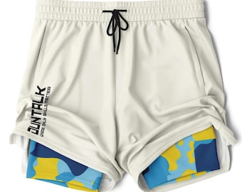 Könnte beinhalten: Weiße Sport Shorts mit schwarzem Kordelzug und einem blauen und gelben Tarnmuster auf der Innenschicht. Die Shorts haben den Text "DUNTALK WHERE ONLY SKILLS MATTER" auf der Seite aufgedruckt.
