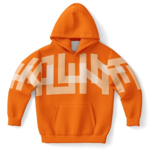 Op de afbeelding: Oranje hoodie met een wit geometrisch patroon en een grote witte "LYNX" grafiek op de voorkant.