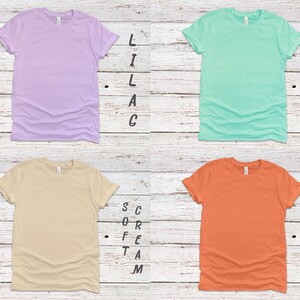 K&ouml;nnte beinhalten: Vier leere T-Shirts in verschiedenen Farben: Lila, T&uuml;rkis, Beige und Orange. Die Shirts sind in einem Raster auf einem wei&szlig;en Holzgrund angeordnet. Der Text "Lilac", "Heather", "Soft Cream" und "Sunset" steht vertikal neben jedem Shirt.
