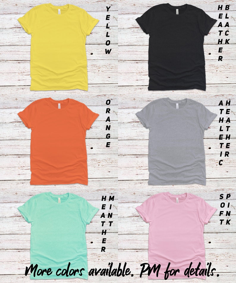 K&ouml;nnte beinhalten: Sechs T-Shirts in verschiedenen Farben mit hochgekrempelten &Auml;rmeln. Die Farben sind Gelb, Orange, Grau, Hellblau, Rosa und Schwarz. Der Text "Mehr Farben verf&uuml;gbar. PN f&uuml;r Details." befindet sich am unteren Rand des Bildes.