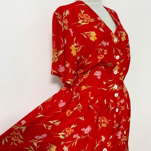 Red flower dirndl, trachten, German folk dress, Austrian dress, floral dress, vintage dress, Octoberfest fashion, prairie dress