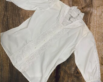 Camicetta Dirndl in cotone ricamato, stile vittoriano, con maniche a palloncino.