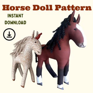 Op de afbeelding: Twee handgemaakte paardenpoppen. Eén is bruin met een wit gezicht en zwarte manen, de andere is beige met witte vlekken. De tekst "Horse Doll Pattern" en "Instant Download" staat bovenaan.