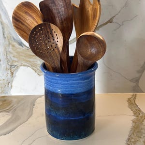 Vintage studio aardewerk vaas – gesigneerde blauwe keramische vaas met druppelglazuur – handgemaakt kunstaardewerk 7-inch vaartuig – gebruiksvoorwerphouder