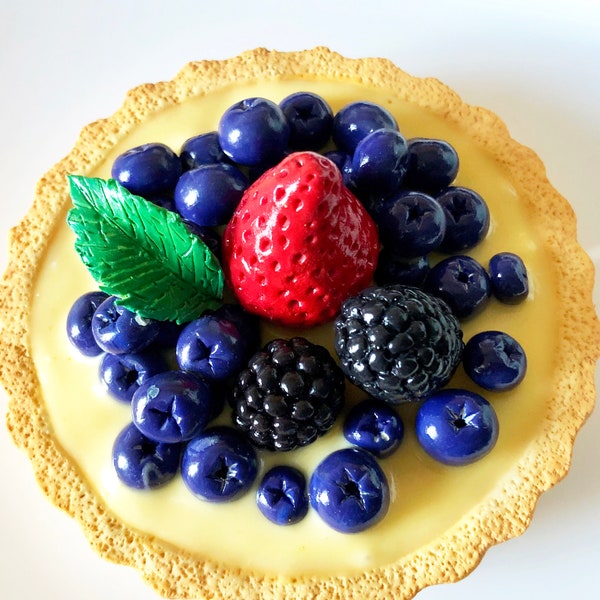 Sculpture de tarte aux fruits - tarte aux baies en argile polymère - décor de pâtisserie - art alimentaire - accessoire de tarte aux fruits - fausse tarte aux myrtilles - sculpture de Shaolan Sung