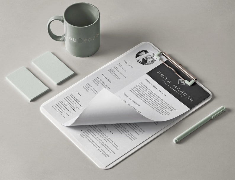 K&ouml;nnte beinhalten: Ein wei&szlig;er Lebenslauf auf einem Clipboard mit einer schwarzen Kopfzeile, die "PRIYA MORGAN SALES ASSOCIATE" und ein professionelles Profil lautet. Der Lebenslauf ist teilweise umgeklappt, wodurch die Abschnitte F&auml;higkeiten und Berufserfahrung sichtbar werden. Ein gr&uuml;ner Stift und zwei kleine gr&uuml;ne Haftnotizen liegen auf dem Tisch neben dem Clipboard.