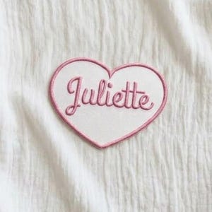 Ecusson brodé personnalisé cœur - Patch prénom brodé Thermocollant pour Sac de Crèche, École, Vêtements - Prénom brodé pour personnalisation