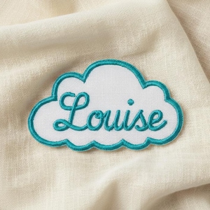 刺繍入り雲型ネームパッチ - 保育園バッグ、スクールバッグ、衣類用のアイロン接着式パーソナライズネームパッチ - パーソナライズ用の刺繍ネーム