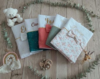 Protège carnet de santé personnalisé avec le prénom brodé - Cadeau de naissance personnalisé - cadeau de baptême - Nombreux coloris