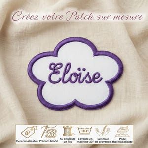 Peut inclure: Un écusson brodé en forme de fleur avec un centre blanc et une bordure violette. Le prénom Eloïse est brodé en écriture cursive violette au centre. Le texte Créez votre Patch sur mesure est visible au-dessus, avec des icônes et du texte en dessous.