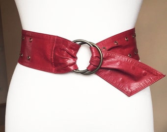 Vintage-Gürtel aus weichem Leder mit breiter Schärpe und roten Ösen und doppelten O-Ringen