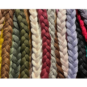 Peut inclure: Une collection de cordons tress&eacute;s de diff&eacute;rentes couleurs, notamment jaune, marron, vert, blanc, rouge, gris, violet, noir et turquoise.
