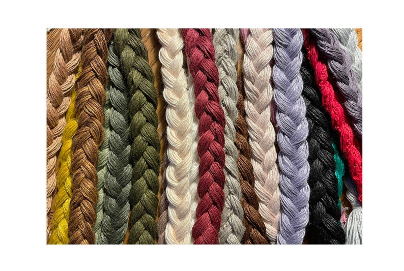 Peut inclure: Une collection de cordons tress&eacute;s de diff&eacute;rentes couleurs, notamment jaune, marron, vert, blanc, rouge, gris, violet, noir et turquoise.