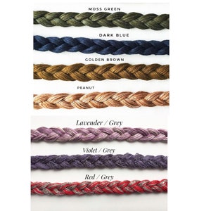 Peut inclure: Gros plan sur dix couleurs diff&eacute;rentes de cordon tress&eacute;. Les couleurs sont vert mousse, bleu fonc&eacute;, brun dor&eacute;, cacahu&egrave;te, lavande/gris, violet/gris et rouge/gris.