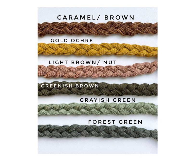 Peut inclure: Six couleurs diff&eacute;rentes de cordon tress&eacute;, de haut en bas&nbsp;: brun caramel, ocre dor&eacute;, brun clair/noisette, brun verd&acirc;tre, vert gris&acirc;tre et vert for&ecirc;t.