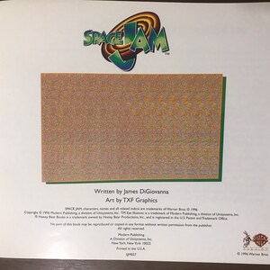 Pode incluir: Uma capa de livro com uma ilustra&ccedil;&atilde;o colorida do logotipo do Space Jam. O texto na capa diz "Space Jam" e "Escrito por James DiGiovanna" e "Arte de TXF Graphics".