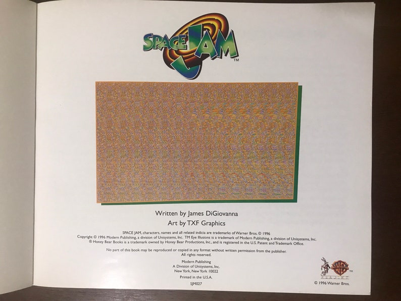 Pode incluir: Uma capa de livro com uma ilustra&ccedil;&atilde;o colorida do logotipo do Space Jam. O texto na capa diz "Space Jam" e "Escrito por James DiGiovanna" e "Arte de TXF Graphics".