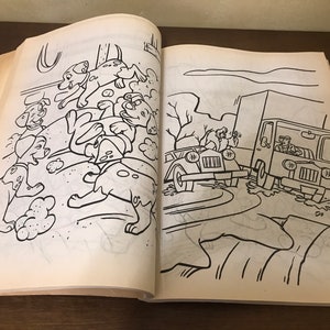 以下が含まれることがあります： 白黒の塗り絵ページには、ダルメシアンの犬のグループとトラックが描かれています。犬は積み重ねられており、トラックは道を走っています。ページは空白で、色を塗る準備ができています。
