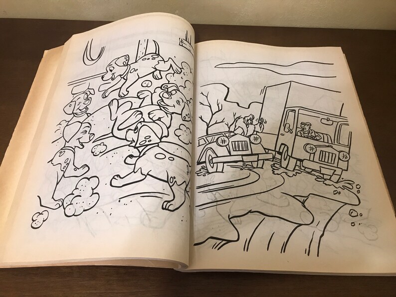 以下が含まれることがあります： 白黒の塗り絵ページには、ダルメシアンの犬のグループとトラックが描かれています。犬は積み重ねられており、トラックは道を走っています。ページは空白で、色を塗る準備ができています。