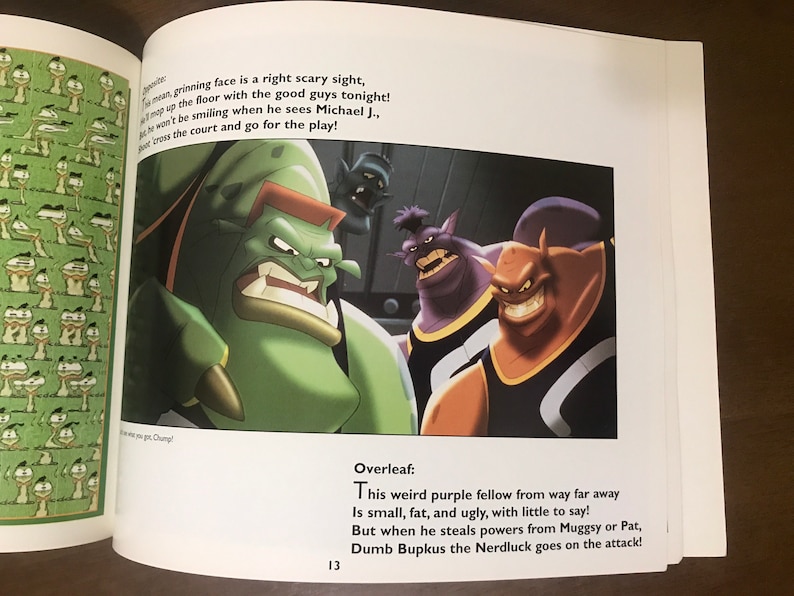 Pode incluir: Uma ilustra&ccedil;&atilde;o de banda desenhada de quatro personagens de desenhos animados. As personagens s&atilde;o verdes, roxas e laranja. Elas usam uniformes de basquete e t&ecirc;m express&otilde;es amea&ccedil;adoras em seus rostos. O texto "Overleaf: This weird purple fellow from way far away Is small, fat, and ugly, with little to say! But when he steals powers from Muggsy or Pat, Dumb Bupkus the Nerdluck goes on the attack!" est&aacute; impresso abaixo da imagem.