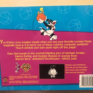 Pode incluir: Uma capa de livro com o Pernalonga e o Piu-Piu jogando basquete. A capa &eacute; azul e rosa com o t&iacute;tulo "Space Jam" e o texto "Voc&ecirc; vai estragar seus t&ecirc;nis quando vir seus Looney Tunes favoritos saindo desses padr&otilde;es coloridos de computador em 3D! Eles v&atilde;o driblar e enterrar direto da p&aacute;gina!"