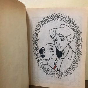 以下が含まれることがあります： 女の子とダルメシアンの犬の白黒のイラスト。女の子は襟付きのシャツを着て、犬の腕を回しています。彼らは花の輪で囲まれています。